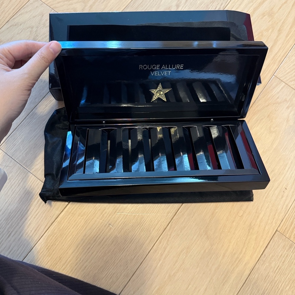 Rouge Allure Velvet Lipstick Case in Black
